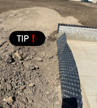 Trávníkový TIP pro vás! Stává se vám, že kolem chodníku váš trávník bývá vysušený, i když ho zaléváte? 💧 Přesně proto, je...